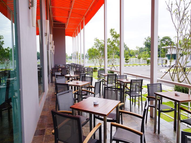 Raia & Convention Centre Hotel