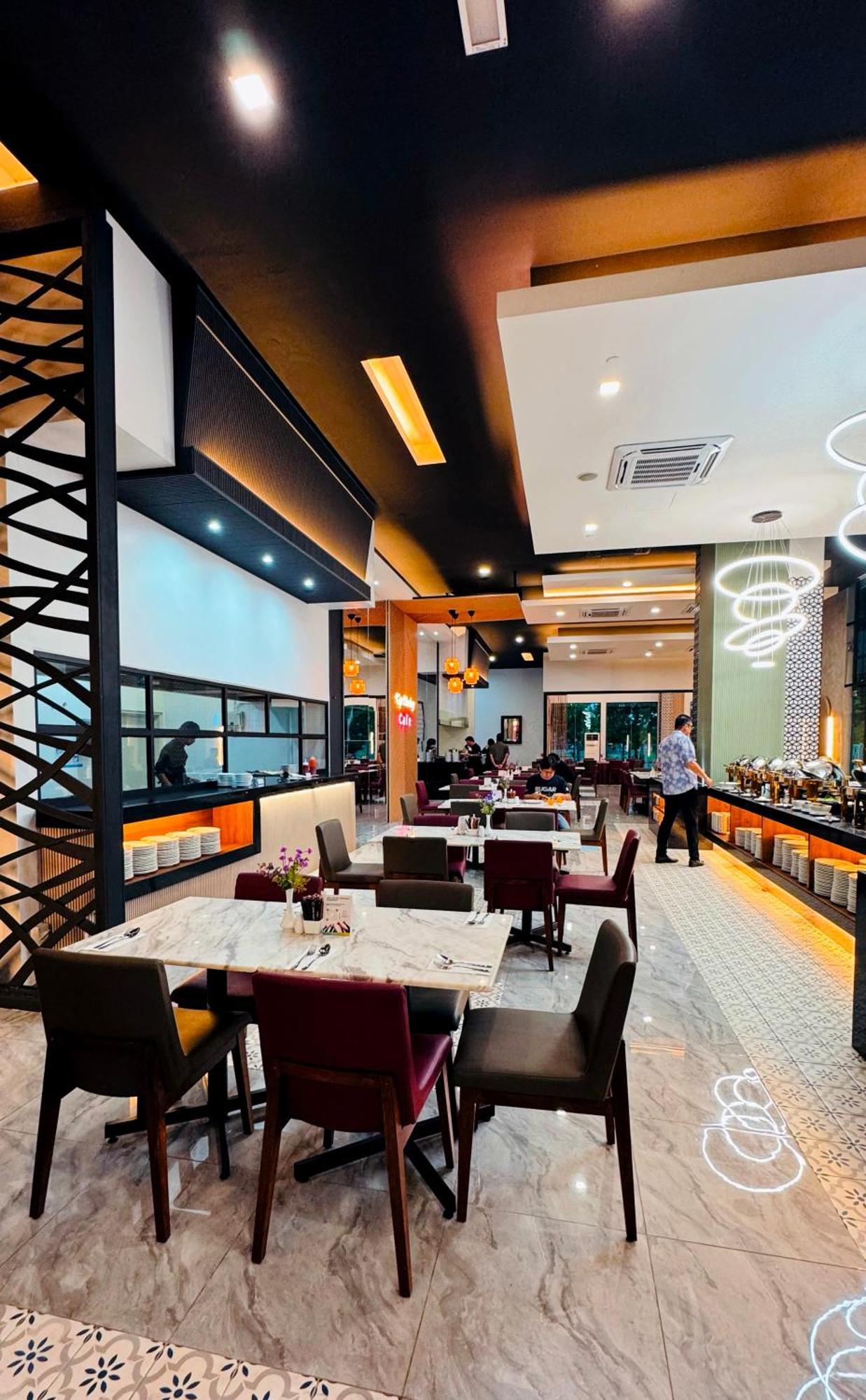 Raia & Convention Centre 4*