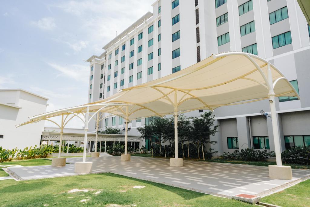 Raia & Convention Centre Hotel 4*